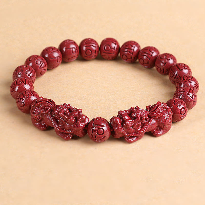 Rotes Zinnober Armband mit Om Mani Padme Hum Gravur elastisch getragen