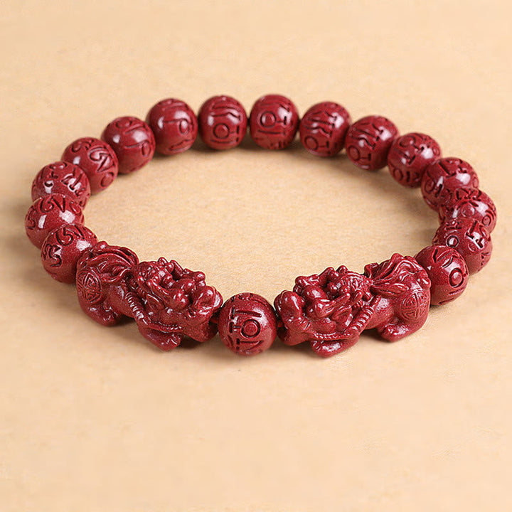 Rotes Zinnober Armband mit Om Mani Padme Hum Gravur elastisch getragen