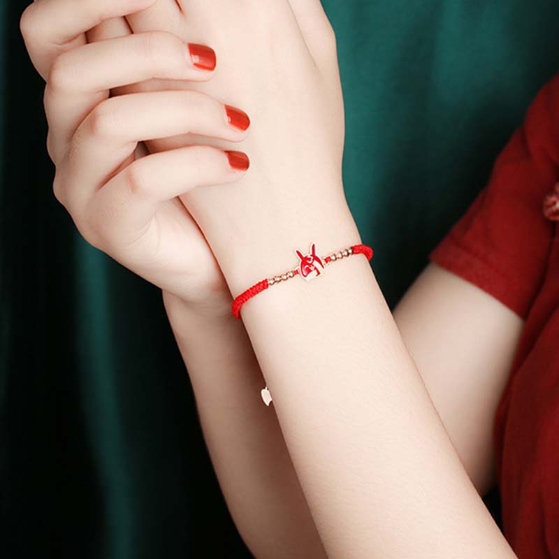 Rotes Armband Chinesisches Tierkreis – Glück am Handgelenk elegant getragen