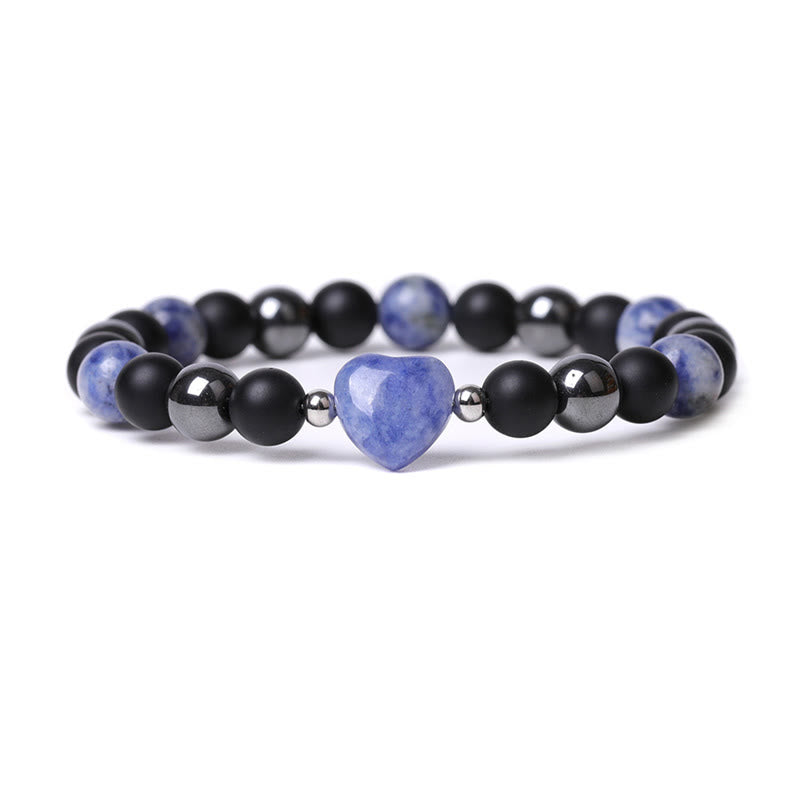 Armband mit blauem Herz, schwarzem Onyx und silbernen Perlen elegant.