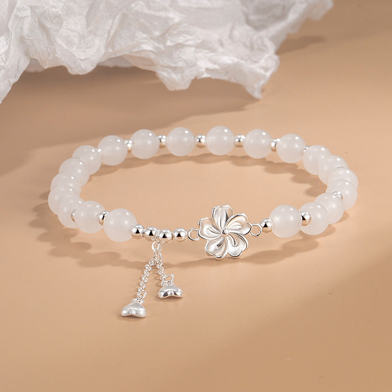 Armband Weiße Jade Pfirsichblüte – Glück mit silbernen Perlen elegant