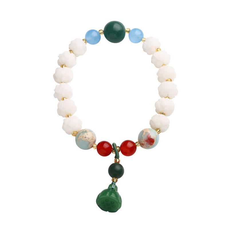 Armband mit weißen Perlen grünem Jade Anhänger elegant.