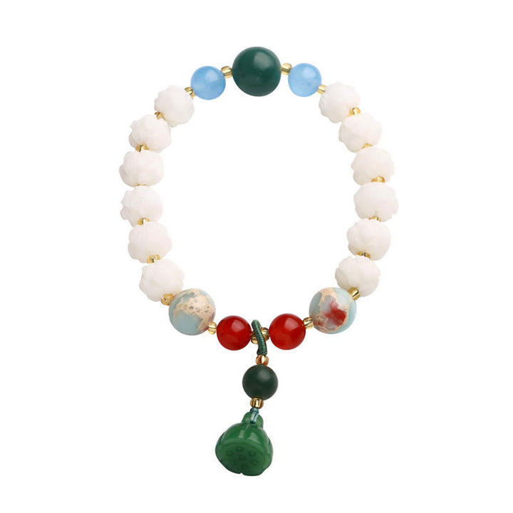Armband mit weißen Perlen grünem Jade Anhänger elegant.