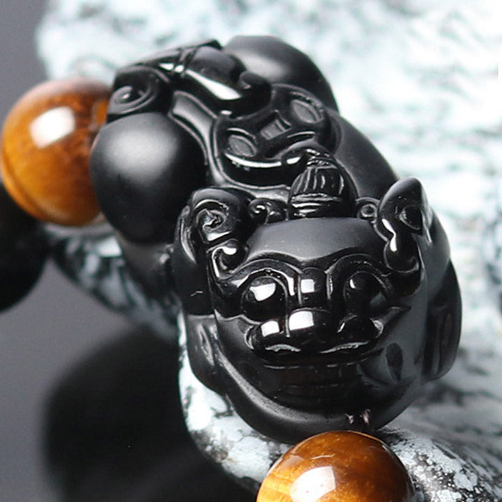Obsidian Pixiu Armband mit Tigerauge Perlen Nahaufnahme schwarz glänzend