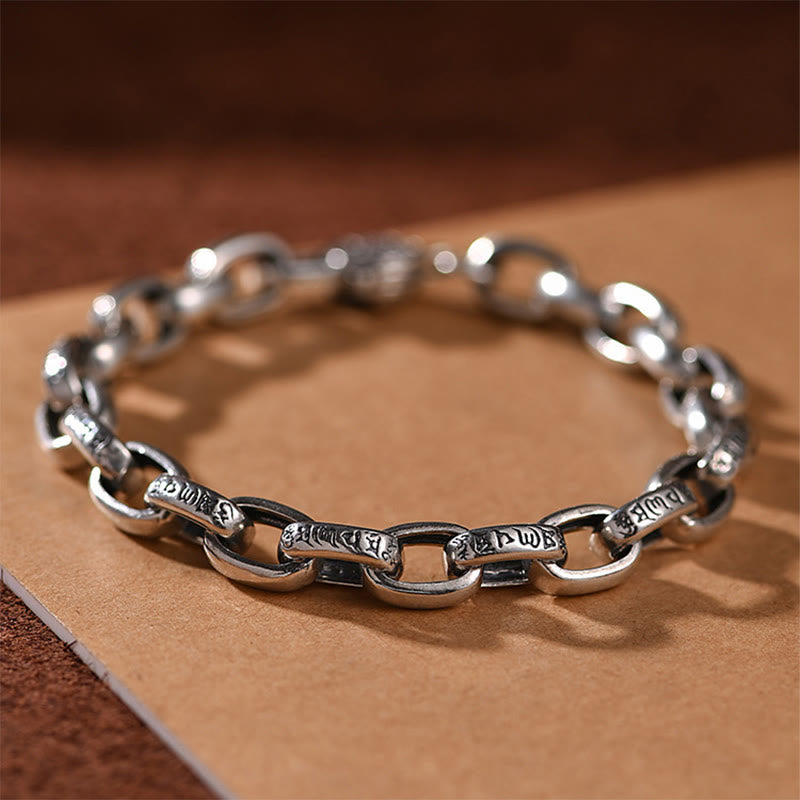 Silbernes Armband Kupfer Om Mani Padme Hum auf braunem Untergrund
