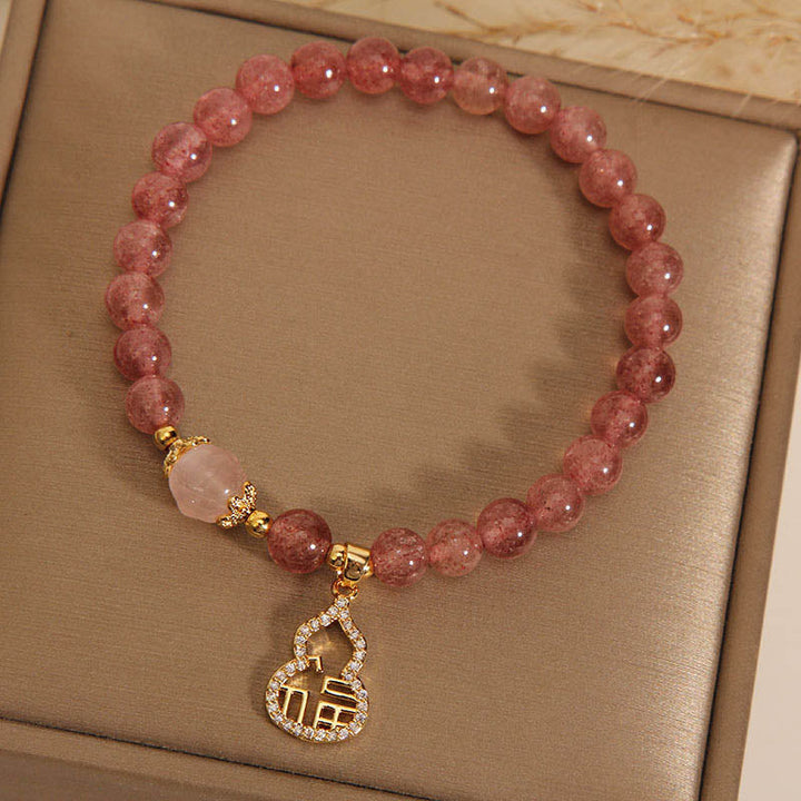 Armband Erdbeerquarz Fu-Zeichen rosé Perlen goldene Verschlüsse elegant.