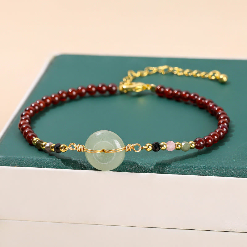 Armband Granat – Frieden & Ruhe mit Jade Zentrum elegant gestylt