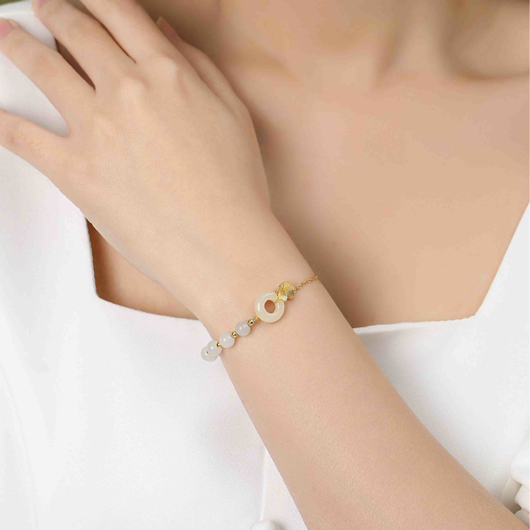 Weiße Jade Armband 925 Silber elegant am Handgelenk getragen