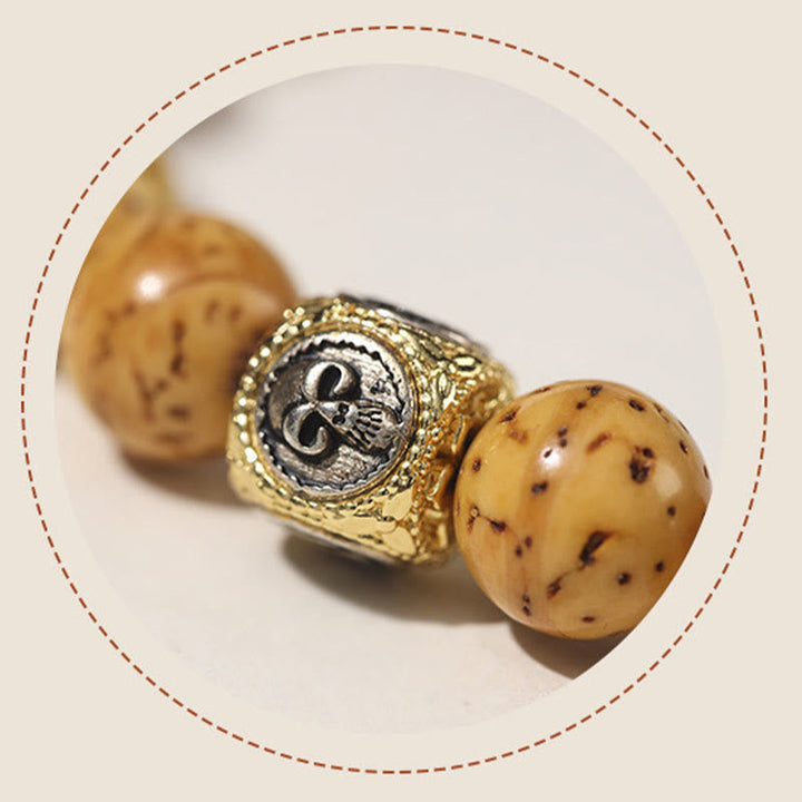 Bodhi Armband mit goldenem Ring und Natursteinen elegant präsentiert.