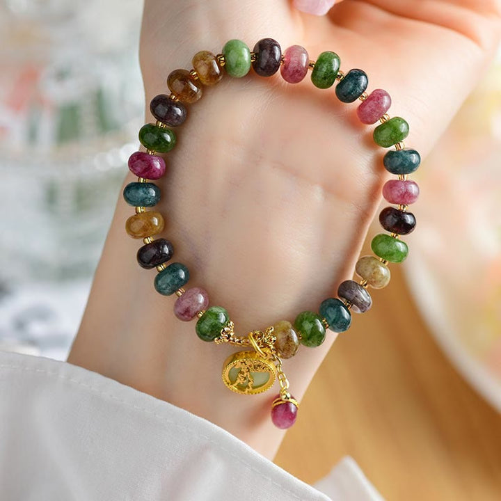 Buntes Turmalin Armband mit Blume Hase Anhänger am Handgelenk getragen