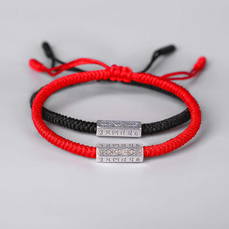 Rotes Armband Om Mani Padme Hum mit schwarzem Seidenfaden elegant getragen