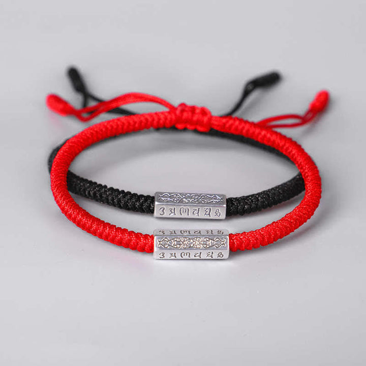 Rotes Armband Om Mani Padme Hum mit schwarzem Seidenfaden elegant getragen