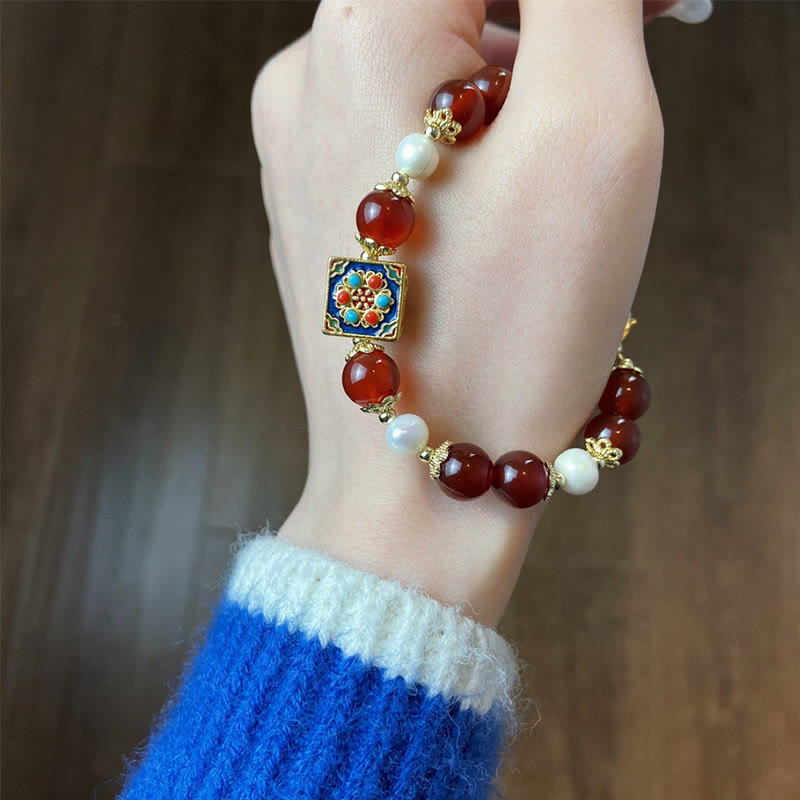 Armband Roter Achat Perle blau emailliert elegant getragen Handgelenk