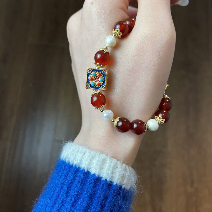 Armband Roter Achat Perle blau emailliert elegant getragen Handgelenk