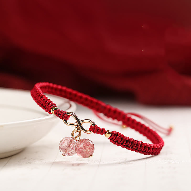 Rotes Armband Erdbeerquarz mit goldenen Anhängern elegant.