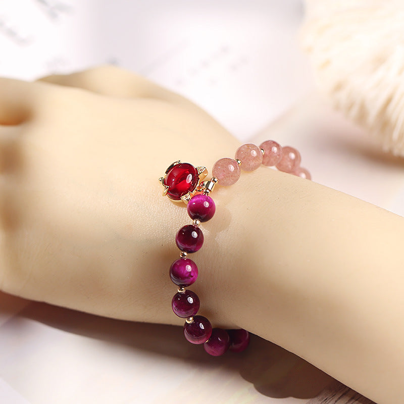 Armband Erdbeerquarz Pixiu Liebe Naturstein elegant am Handgelenk getragen