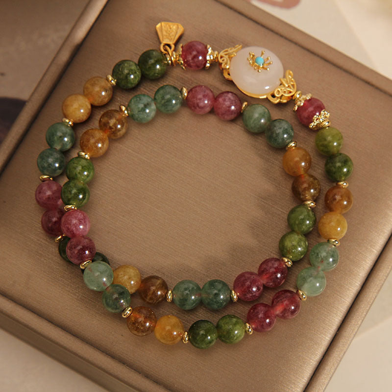 Buntes Tourmalin Jade Armband mit Blume Anhänger elegant getragen.