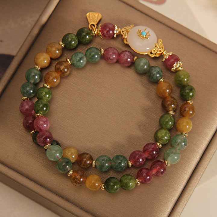 Buntes Tourmalin Jade Armband mit Blume Anhänger elegant getragen.