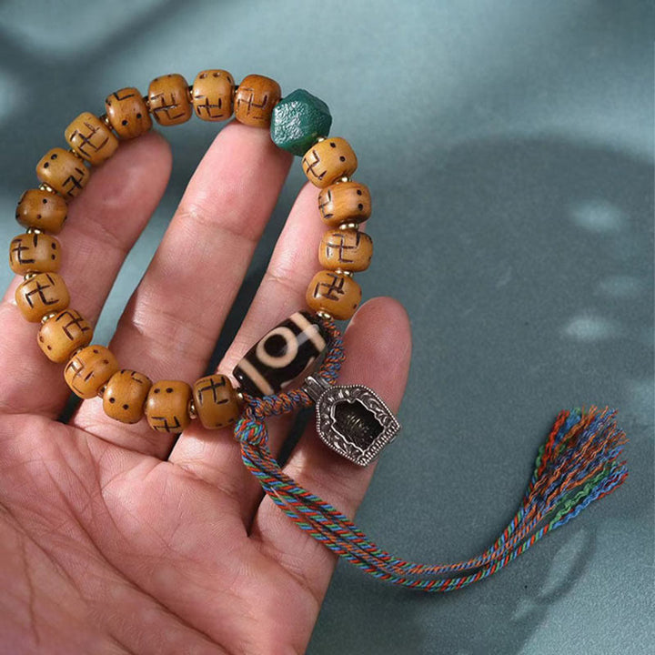 Armband Kamelknochen – Schutz & Glück mit Achat und Metallanhängern getragen
