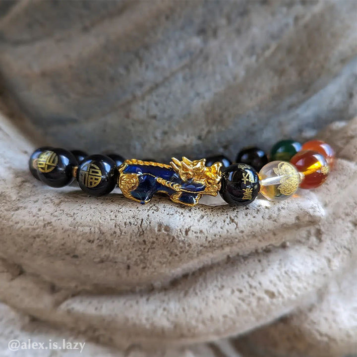 Obsidian Pixiu Armband Glück schwarze Perlen goldener Drache Nahaufnahme