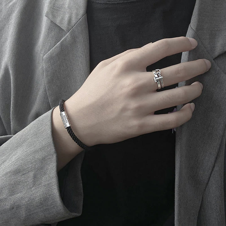 Armband Sieben Deadly Sins Sieben Virtues am Handgelenk mit Ring getragen