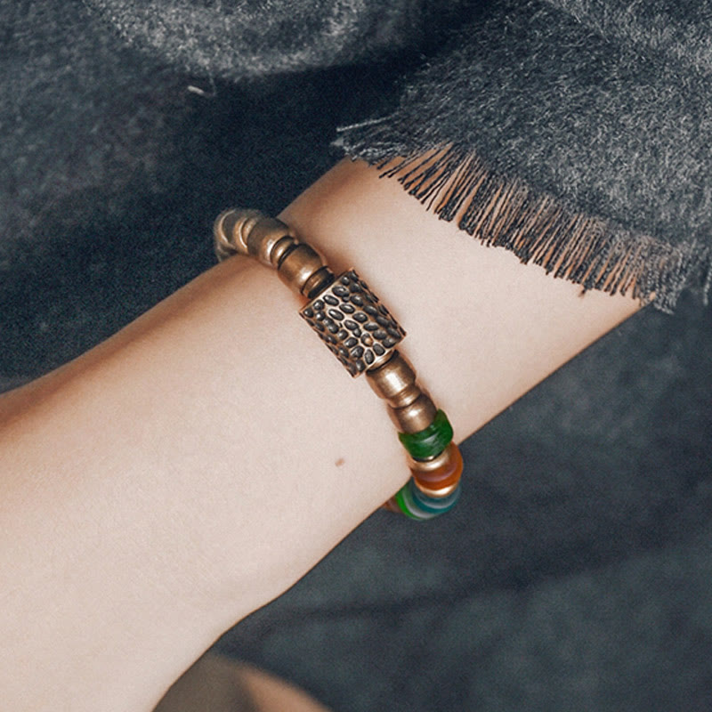 Armband Kupfer Colorful mit bunten Perlen elegant am Handgelenk getragen