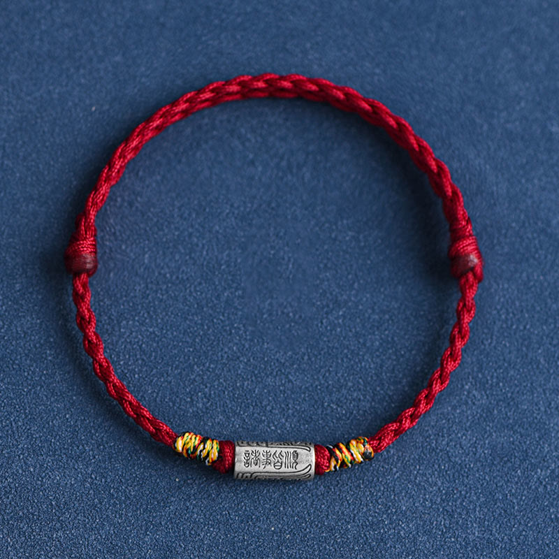 Rotes Armband 925 Silber mit goldenem Verschluss auf blauem Untergrund