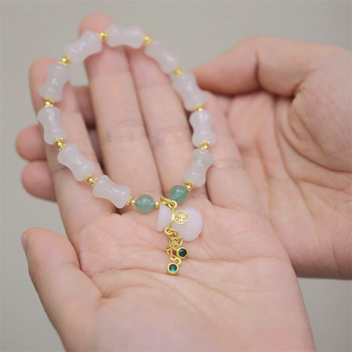 Armband Jade Fu-Zeichen – Glück & Wohlstand weiß goldfarben elegant getragen