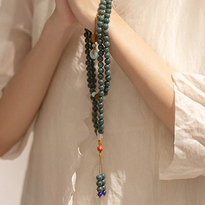 Mala 108 Perlen Bodhi Segen Armband Jade grün elegant getragen
