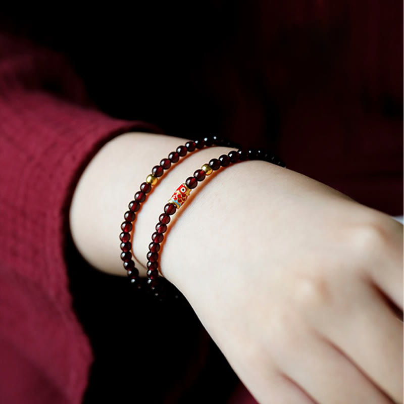 Armband Granat Koi Fisch – Schutz rote Perlen Handgelenk elastisch getragen