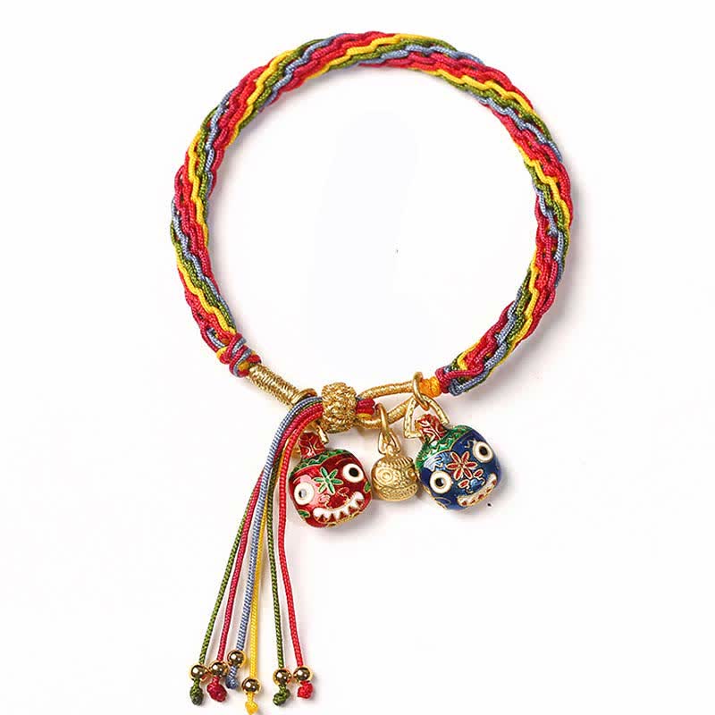 Buntes geflochtenes Armband mit goldenen Glöckchen Anhängern Flachansicht
