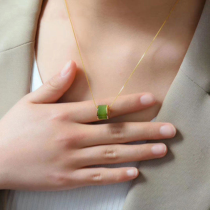 Kette Jade Lotus – Bild 3 – Grüne Jade Kette Lotus Anhänger goldfarben am Hals getragen
