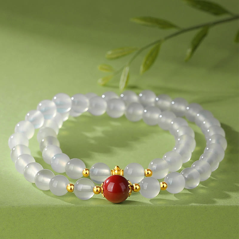 Weißes Jade Armband mit rotem Zinnober und goldfarbenen Akzenten