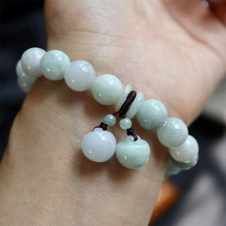 Jade Pixiu Armband grüner Naturstein elastisch am Handgelenk getragen