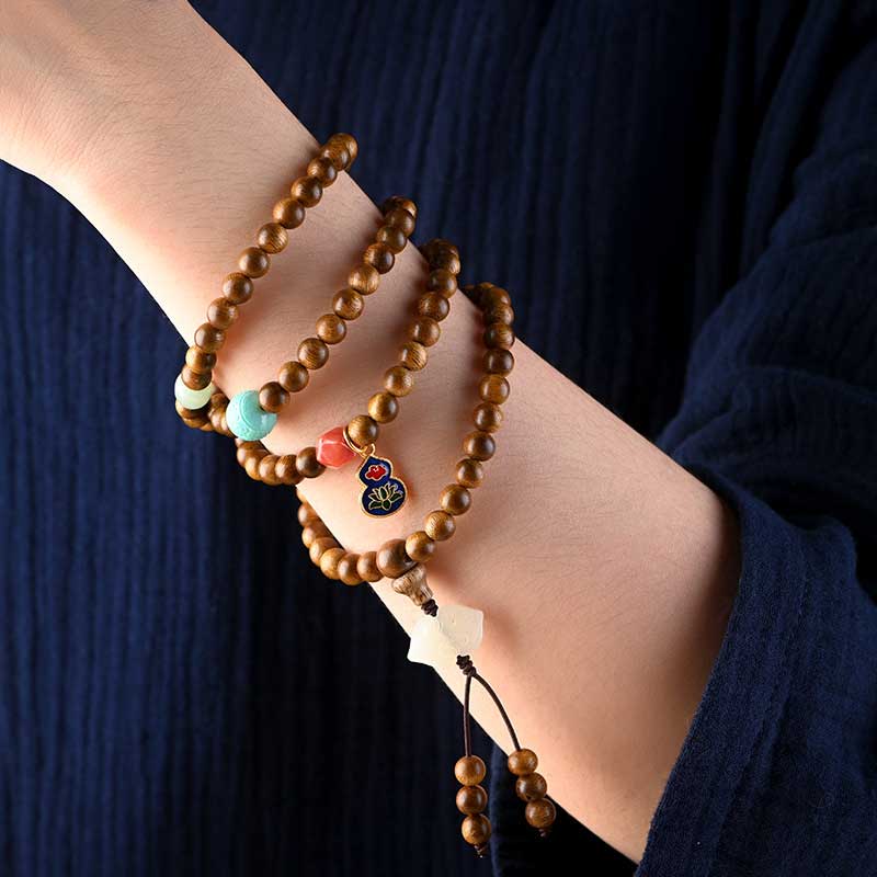 Mala Rosenholz – Schutz & Ruhe Armband mit Anhängern am Handgelenk getragen