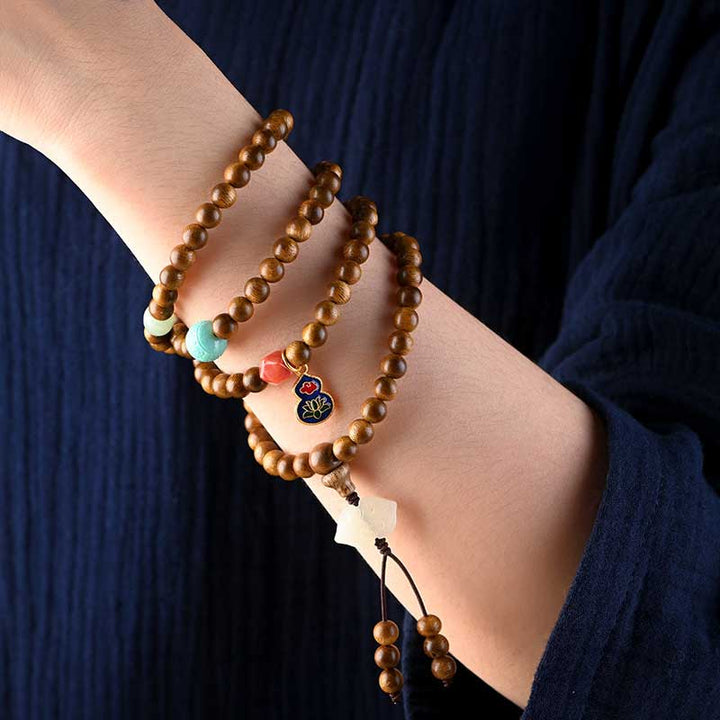 Mala Rosenholz – Schutz & Ruhe Armband mit Anhängern am Handgelenk getragen