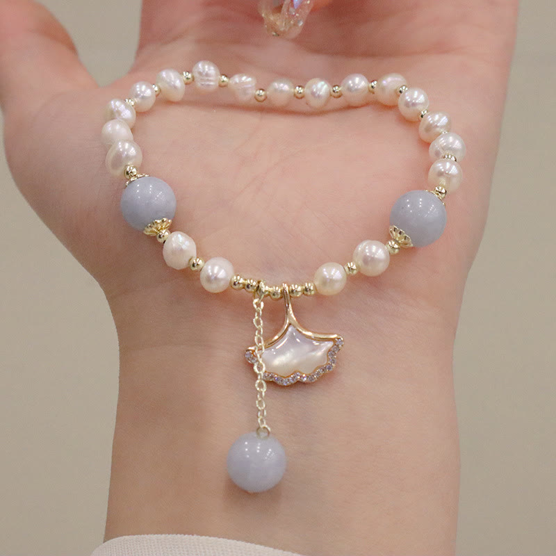 Armband Aquamarin Perle Schmetterling Heilung elastisch Handgelenk getragen