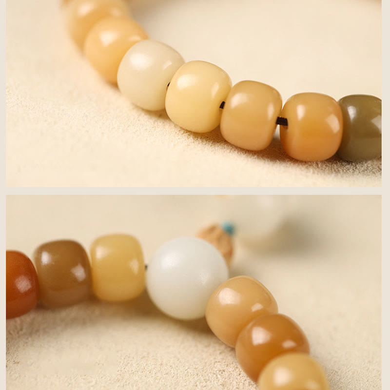 Bodhi Samen Armband mit natürlichen Perlen Nahaufnahme Sand
