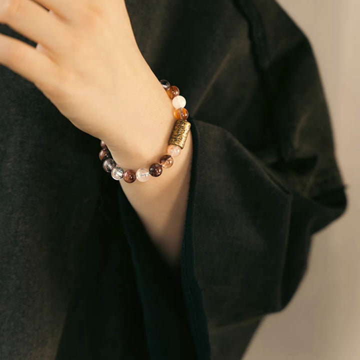 Armband Weißer Kristall – Schutz mit braunen Natursteinen elegant getragen