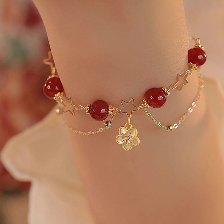Armband Roter Achat Stern – Ruhe am Handgelenk mit Blumenhänger getragen