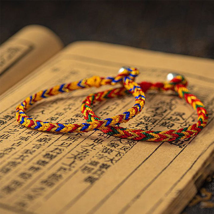 Bunte Glück & Erfolg Armbänder auf antiker chinesischer Schrift Flachlage