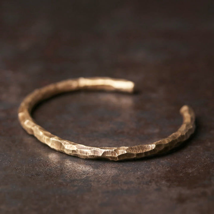 Kupfer Armband mit strukturierter Oberfläche auf dunklem Untergrund