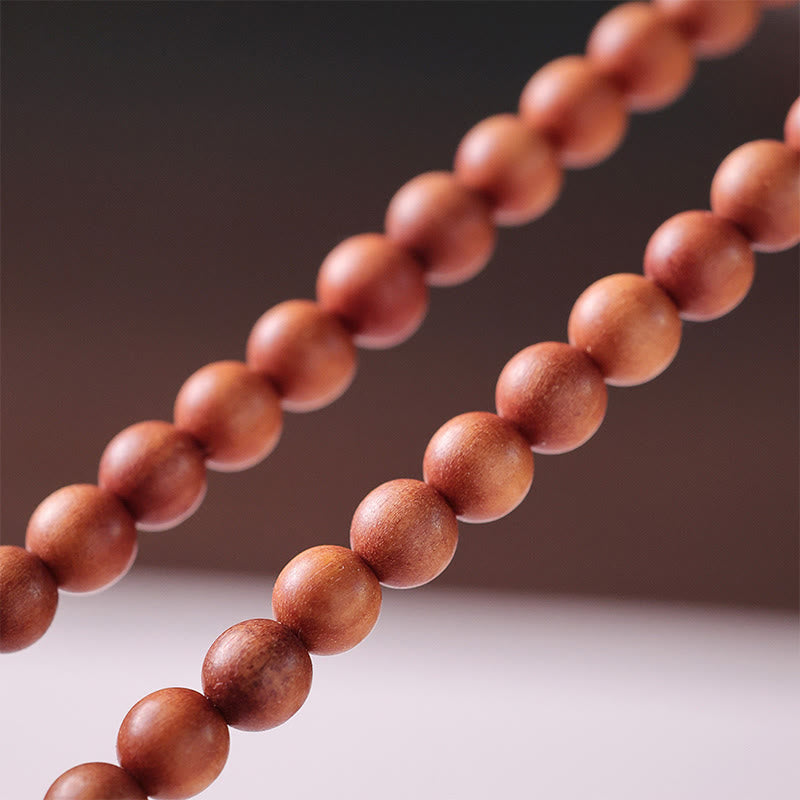 Sandelholz Perlenarmband mit glänzenden braunen Kugeln elegant arrangiert