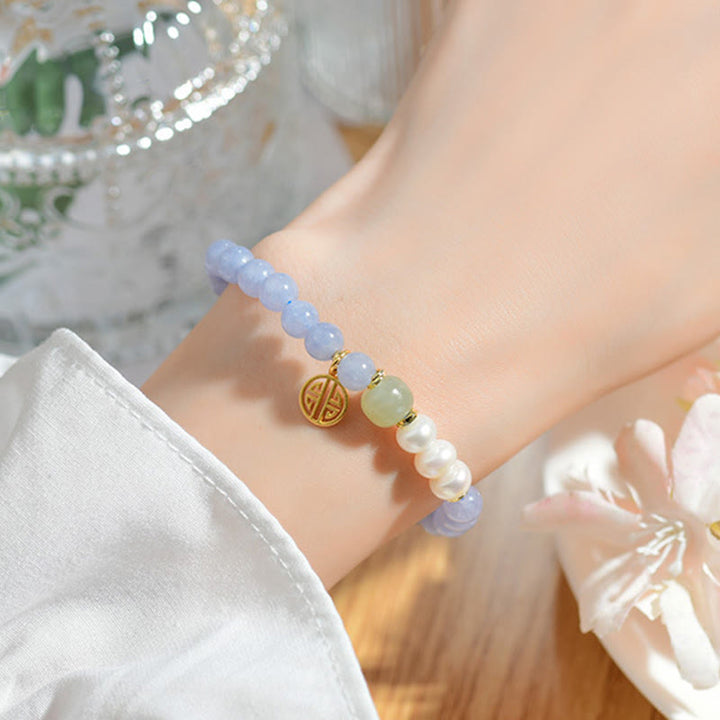 Armband Chalcedon Perle Energie am Handgelenk getragen mit Jade und Perlen