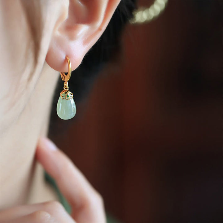 Ohrringe Grüner Chalcedon Tropfen – Stärke getragen Boho Schmuck spirituell