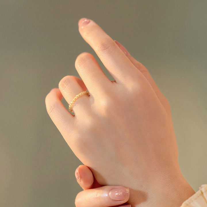Goldener Ring Citrin an Frauenhand getragen Glück Wohlstand