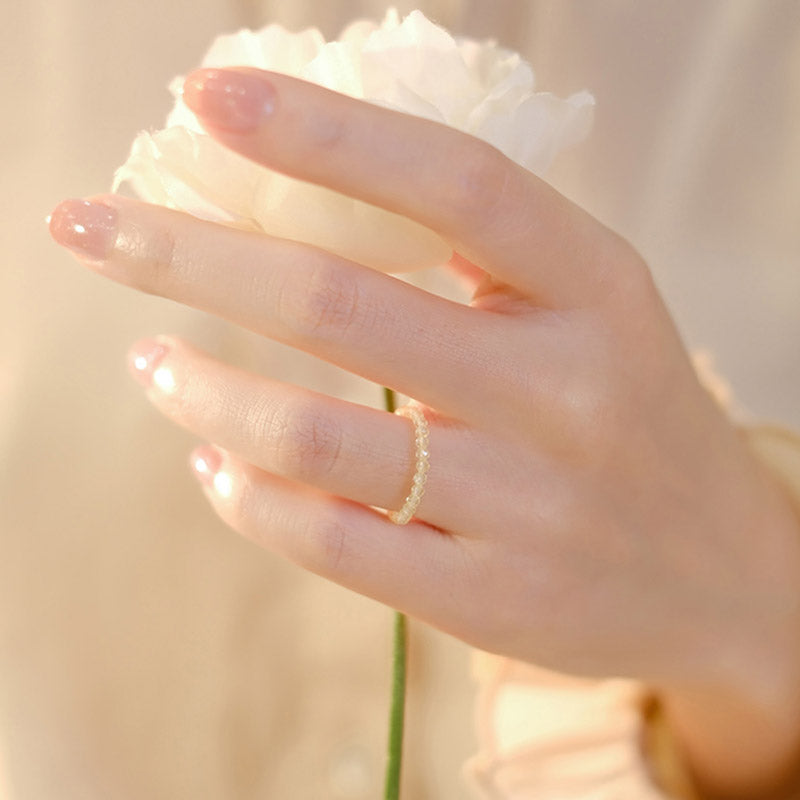 Ring Citrin Glück getragen an Hand mit weißen Blüten