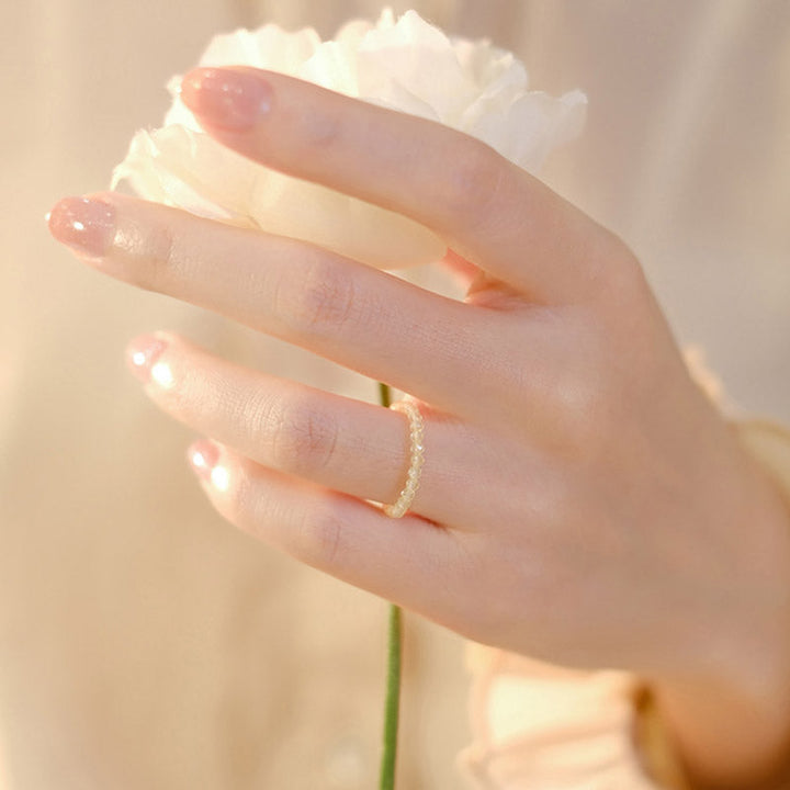 Ring Citrin Glück getragen an Hand mit weißen Blüten