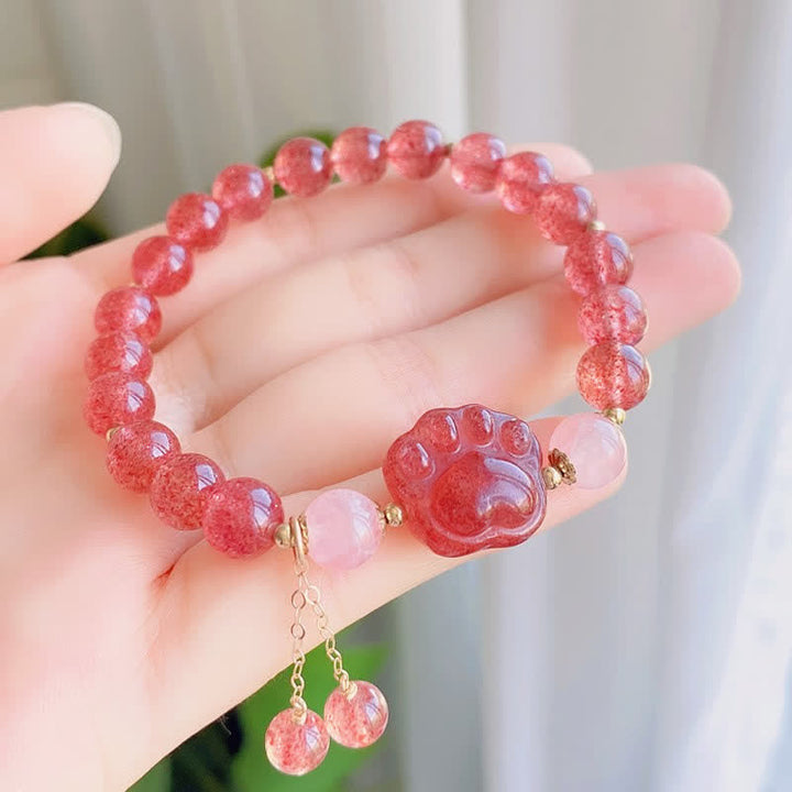 Armband Erdbeerquarz Kristall Katze rosa Perlen Handgelenk getragen