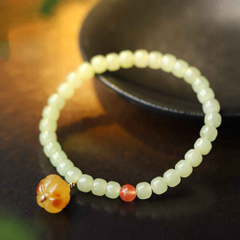 Armband mit hellem Jade und rotem Achat Kristall Perlen elastisch.